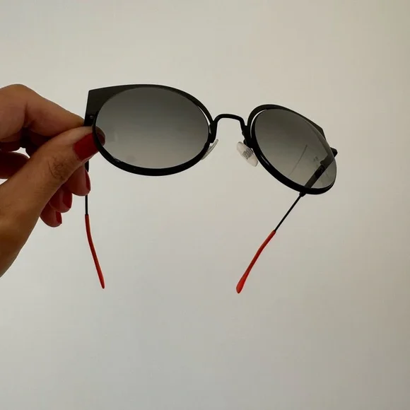 FENDI FF 0177/S CAT EYE SUNGLASSES - Edgy style that was all over the runways - Picture 6 of 12